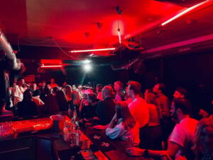 "Comedykills" - das Open Mic im Glockenbachviertel - Saturdays have longer turns—expect a slightly different rhythm