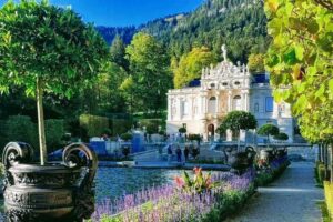 EXCLUSIVE 3 Royal Castle SKIP-THE LINE Tour of Neuschwanstein + Linderhof + Hohenschwangau from Munich - Lake Starnberg: a calm pause before the castle rush