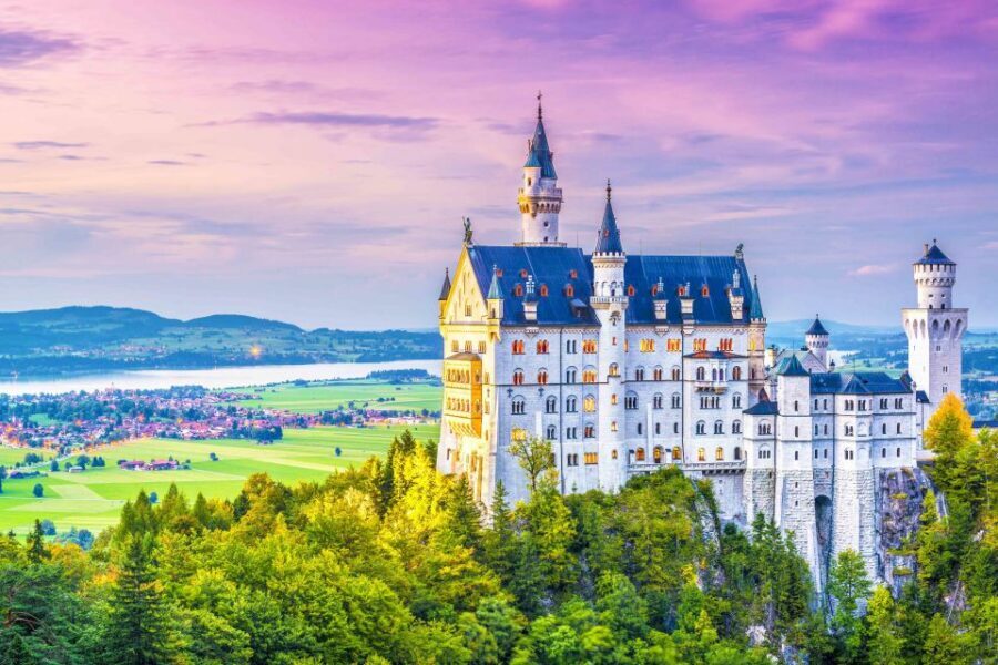 From Munich: Trip to Neuschwanstein & Linderhof in Spanish - Meeting under Karlstor Gate: how to start without stress