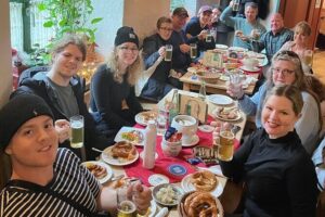 Lunch Like a Local: Munich's ORIGINAL Viktualienmarkt Food Tour - Marienplatz meetup and the Glockenspiel moment