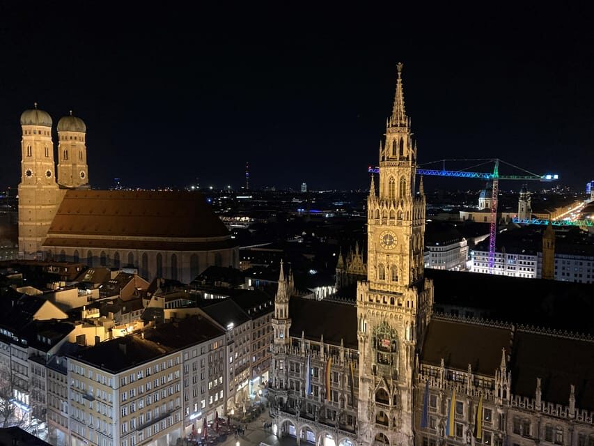 München: Der Nachtwächter für Kinder - Führung auf Deutsch - Finding the Medieval “Side Streets”: Cemeteries and Gates