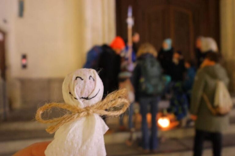 München: Der Nachtwächter für Kinder - Führung auf Deutsch - Meeting at Fischbrunnen: Marienplatz Comes Alive
