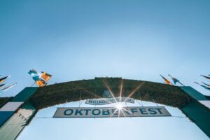 München: Oktoberfest Experience and Lunch in Tent - Getting Oriented Inside Oktoberfest With Boris and the Group