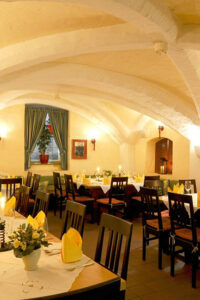 Munich: 3-Hour Culinary Nightwatch Tour - The First Bite: Nightwatch Meal and a Drink That Sets the Tone