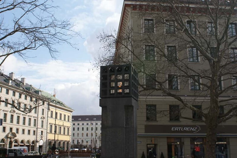 Munich and Nazi History Combination Day Tour Small Group - Marienplatz lunch break: a real reset before the Nazi walking route