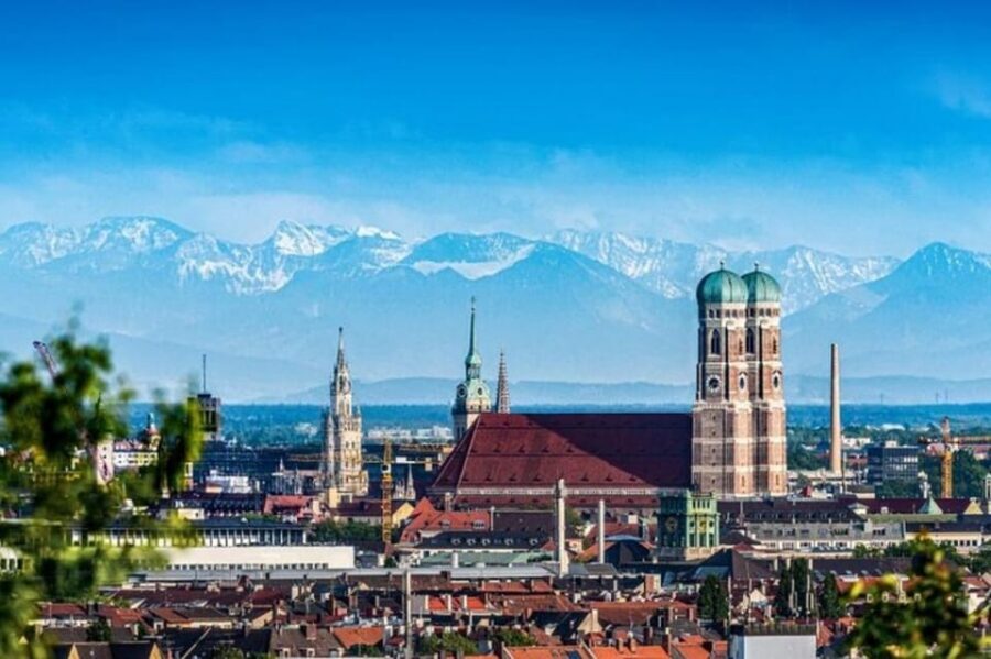 Munich: Highlights Walking Tour with a Guide - Rathaus-Glockenspiel: city hall theater with a real payoff