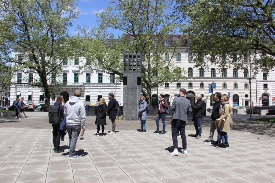 Munich: Historical Walking Tour on the Rise of Hitler - Start at Marienplatz: the meeting point with the golden statue