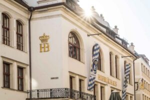 Munich: Hofbräuhaus Guided Tour with 1 Beer - The walk into Old Town: history you can see