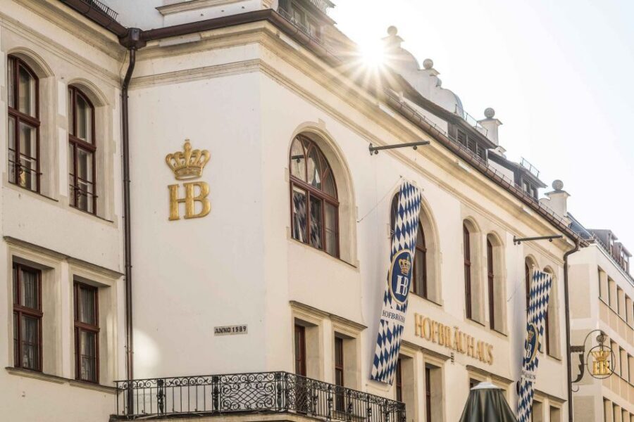 Munich: Hofbräuhaus Guided Tour with 1 Beer - The walk into Old Town: history you can see