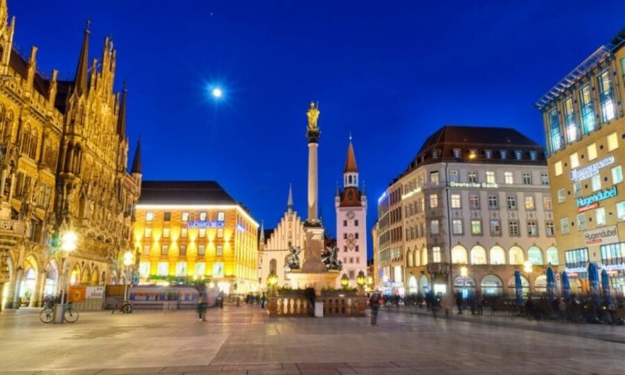 Munich: Night Watchman Torch Tour in German - Ghost stories in dark Munich alleys