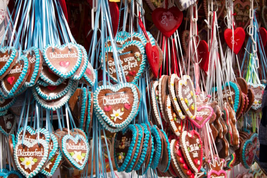 Munich: Oktoberfest Tour with Tent Reservation, Food & Beer - Markets and sideshows: what to do with your free attention