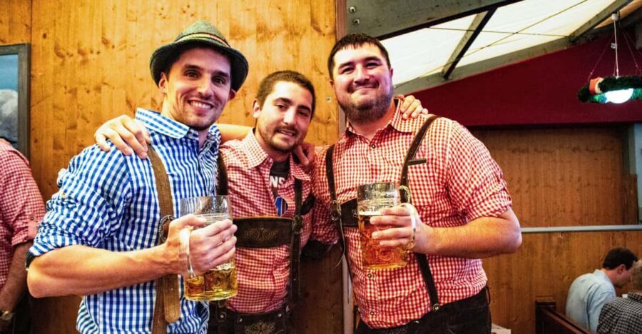 Munich: Oktoberfest Tour with Tent Reservation, Food & Beer - Meeting at Karlsplatz: getting started without the stress