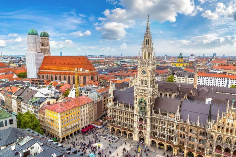Munich: Old Town & Viktualienmarkt City Walk in German - Starting at Marienplatz: where Munich sets the tone