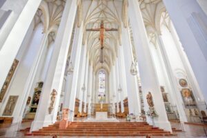 Munich: Old Town & Viktualienmarkt City Walk in German - Frauenkirche and the Theatine Church: two stops, two different forms of meaning