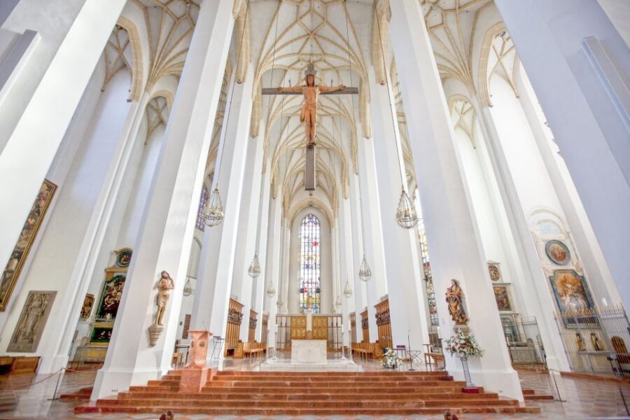 Munich: Old Town & Viktualienmarkt City Walk in German - Frauenkirche and the Theatine Church: two stops, two different forms of meaning