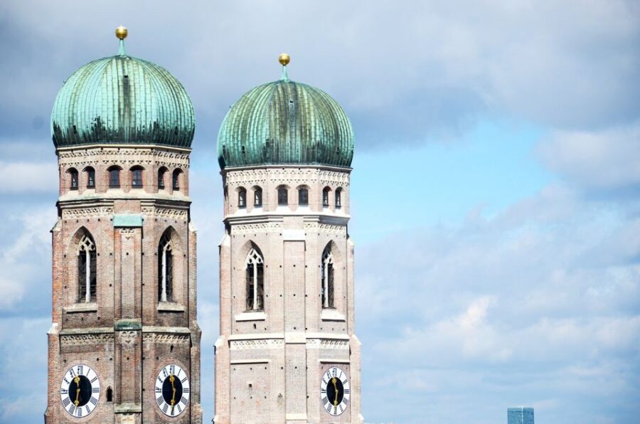 Munich: Old Town Walking Tour in Spanish - Sant Michael Church: a first-stop church that sets the tone