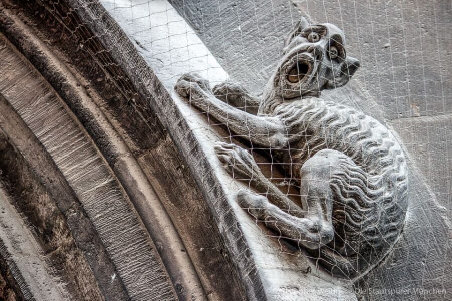 Munich: Spooky Tour of Old Town in German - Grave-diggers, ravens, and executioner scenes