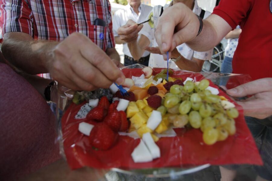 Munich: Viktualienmarkt Food Tasting Tour in German - Language, Guide Style, and Walking Comfort