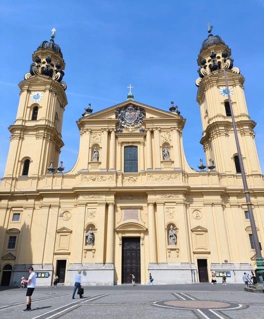 Munich: Walking tour of the old town with all your senses - Old town history, but told in a human way