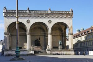 Munich: Walking Tour Old Town 3D VR Tour in GERMAN - The 3D VR setup: why your charged smartphone isn’t optional