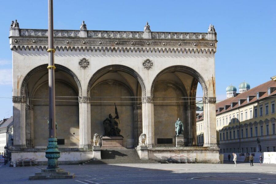 Munich: Walking Tour Old Town 3D VR Tour in GERMAN - The 3D VR setup: why your charged smartphone isn’t optional