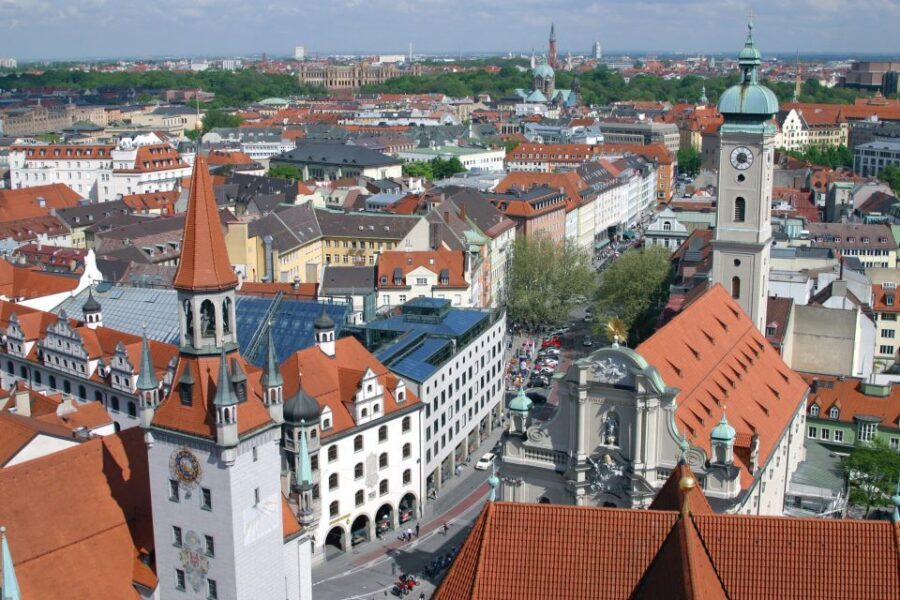 Munich: Walking Tour Old Town and Viktualienmarkt - Hofbräuhaus to Maximilianstraße: beer legend, then Germany’s most expensive shopping street