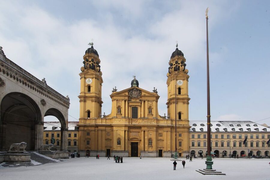 Munich: Walking Tour Old Town and Viktualienmarkt - Pacing, timing, and what to bring for a 1.5-hour Old Town route