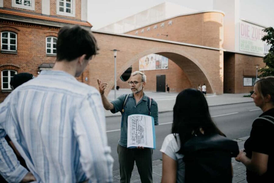 Munich's Hidden Architecture Guided Tour - Finding the group fast at Piazza Zenetti