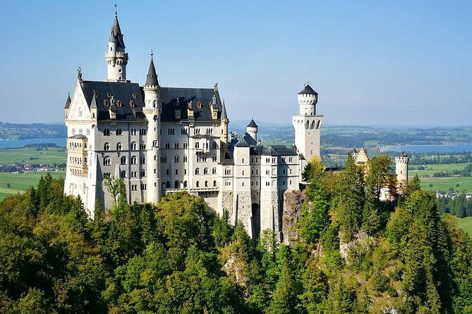 Neuschwanstein Castle by Bus Incl. Bike Ride or Hohenschwangau - Isartor and an early scenic road to the Alps