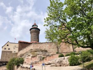 Nuremberg: Private guided tour of the Old Town in German - Starting at Tourist Information: a fast way to get your bearings