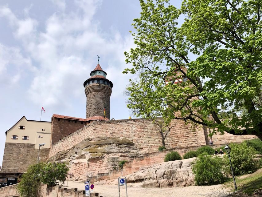 Nuremberg: Private guided tour of the Old Town in German - Starting at Tourist Information: a fast way to get your bearings