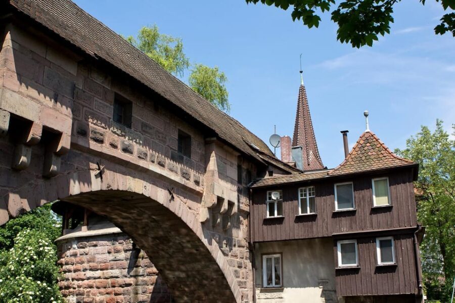 Nuremberg: The Old Town in Evening Light - IN GERMAN - Fleischbrücke and the ox that guarded the former Fleischhaus