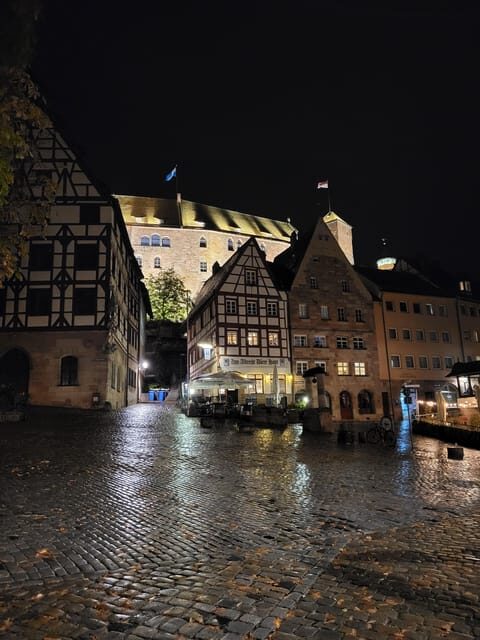 Nuremberg: The Old Town in Evening Light - IN GERMAN - Trödelmarkt: where market energy meets older legends