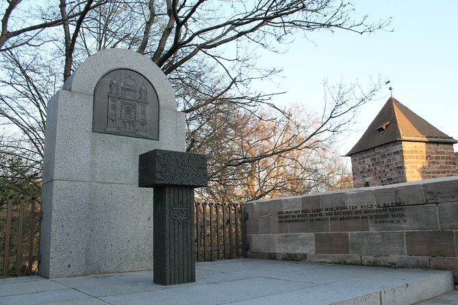 Nuremberg Third Reich Tour in Spanish - Starting at Hauptmarkt at 3:30 pm: the route’s logic