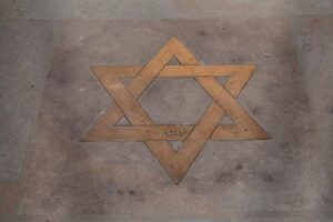 Nuremberg Third Reich Tour in Spanish - Frauenkirche: starting with the 1349 pogrom and the city’s role