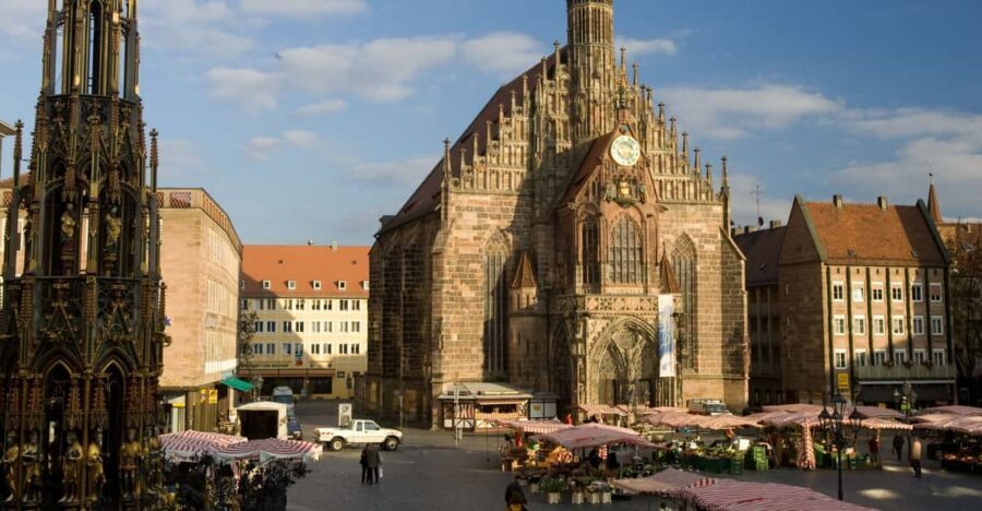 Nuremberg: Traditional Food Tasting and Sightseeing Tour - What you actually eat: pretzels, sausage, Schäufele, and gingerbread