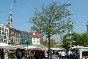 Private Munich Old Town Walking Tour - with optional Breakfast - Marienplatz: Munich’s center stage and the story behind it