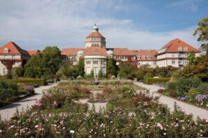 Private transfer: Vilshofen to Munich with 2h sightseeing stop - Choosing your 2-hour stop: Dachau Concentration Camp vs Trausnitz Castle
