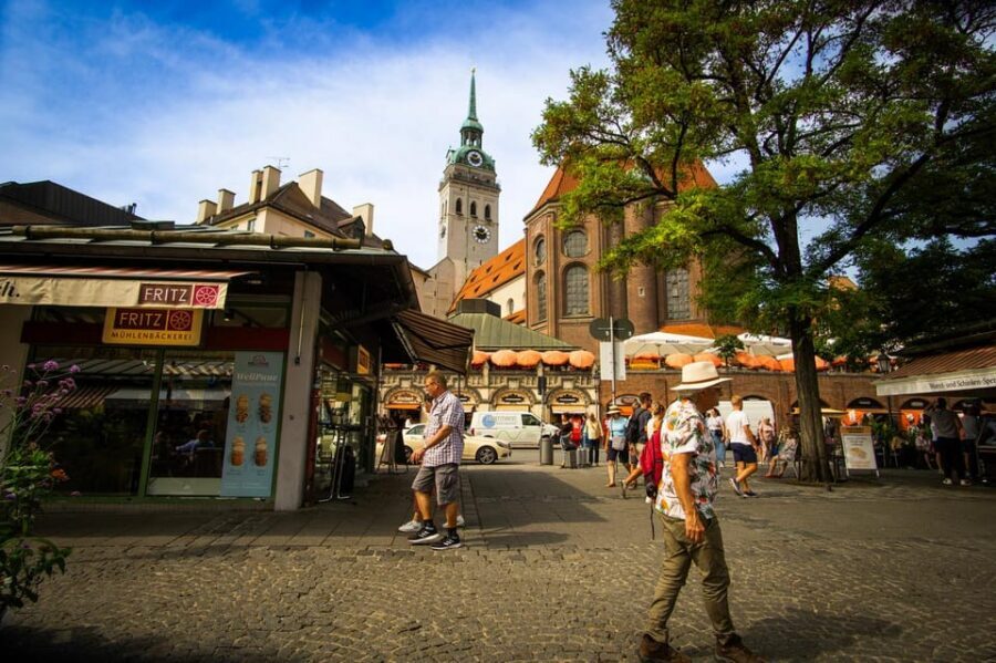 Short & sweet: Tasting the Viktualienmarkt - Marienplatz start: finding your group at the Glockenspiel
