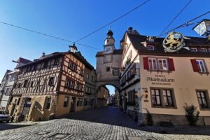 Tour to Rothenburg ob der Tauber from Nuremberg in Spanish - Rödertor y las torres: puertas que explican la ciudad de verdad
