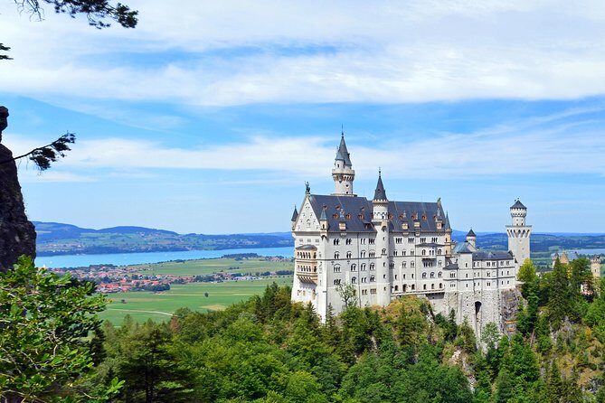VIP Day Trip Neuschwanstein and Linderhof Castle from Munich - Munich morning setup: where to be, when to be there