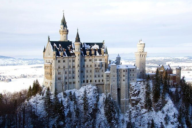 Winter Tour to Neuschwanstein Castle from Munich - Oberammergau by coach: Lüftlmalerei makes the trip feel longer